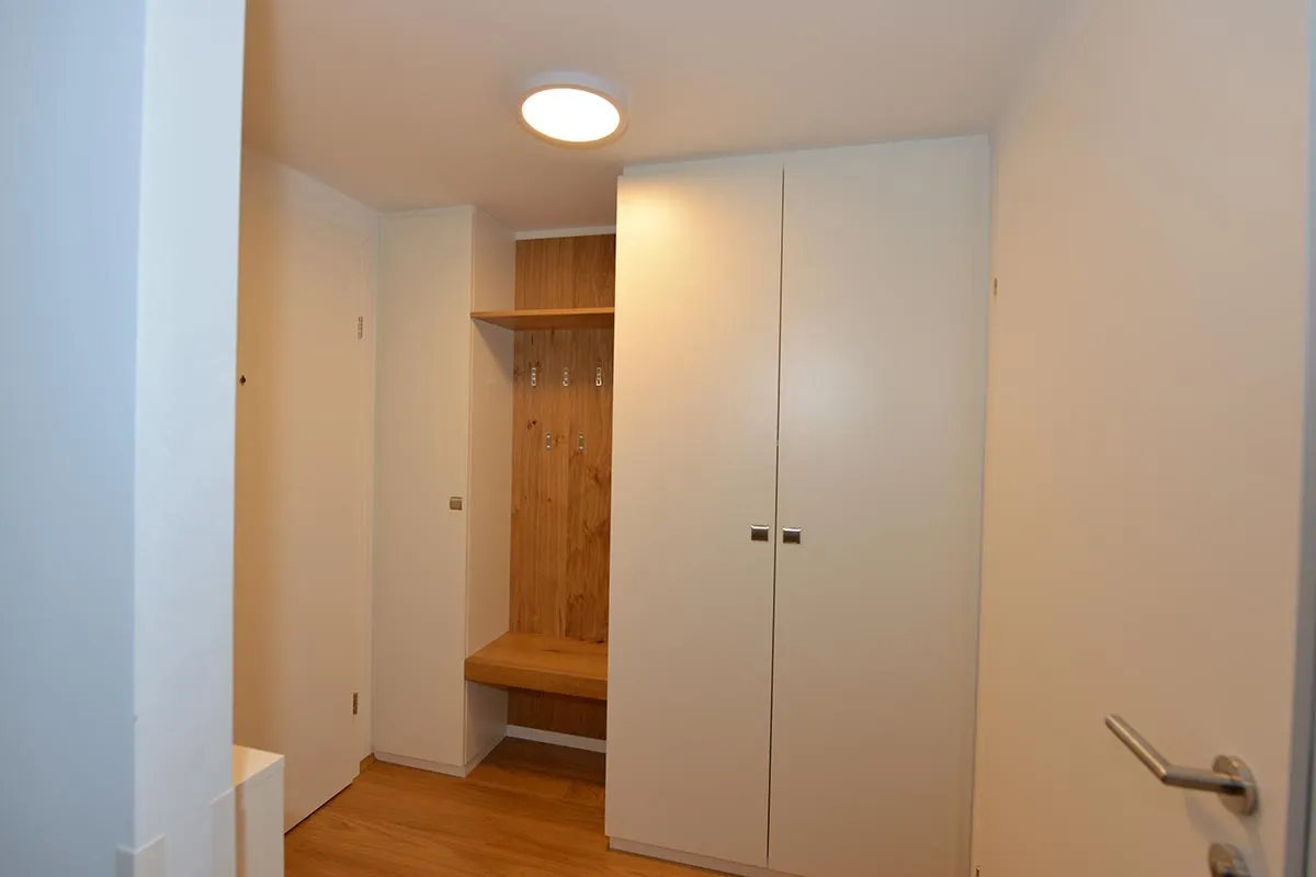 Maßgefertigte Garderobe mit Holzbank