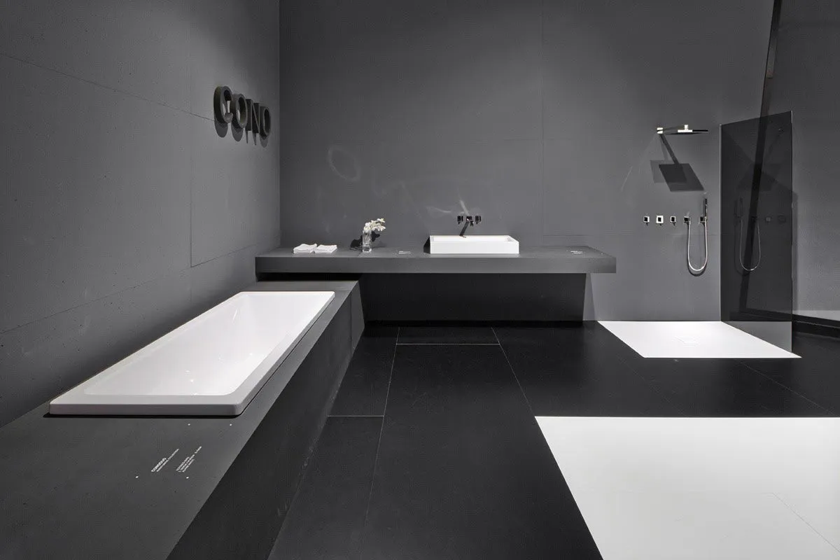 Dunkles Badezimmer mit eingebauter Badewanne und Waschtischplatte