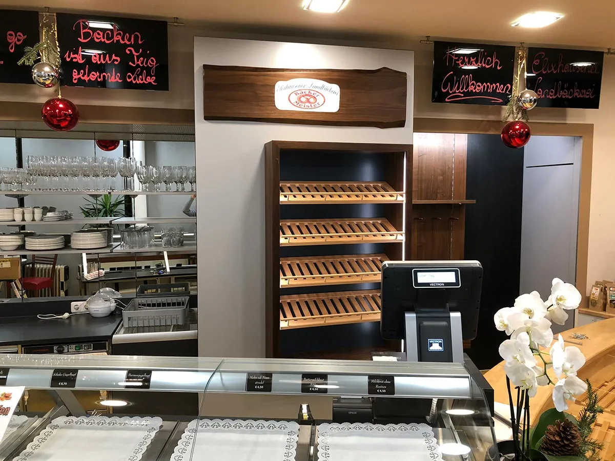 Bäckerei-Verkaufstheke mit Brotregal aus Holz