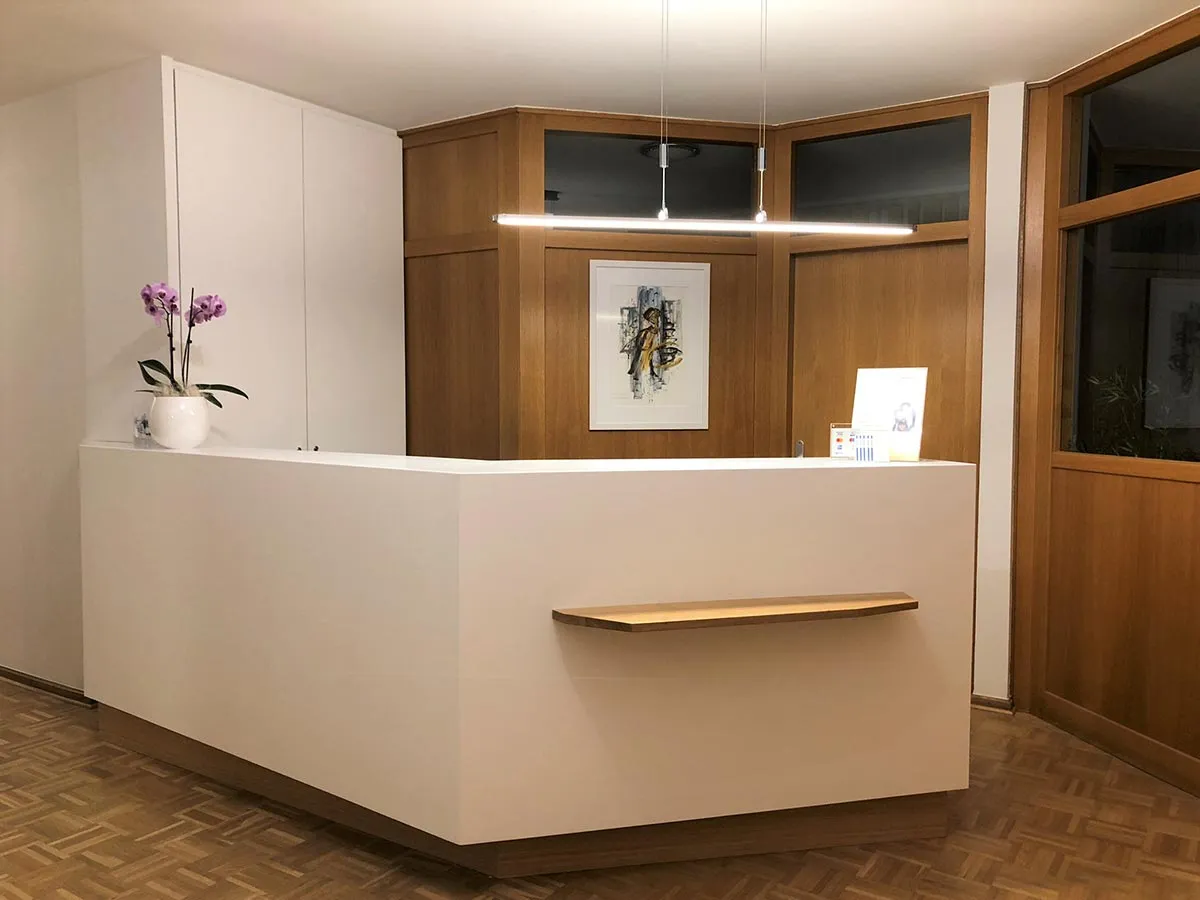 Empfangstheke aus Holz und Mineralwerkstoff