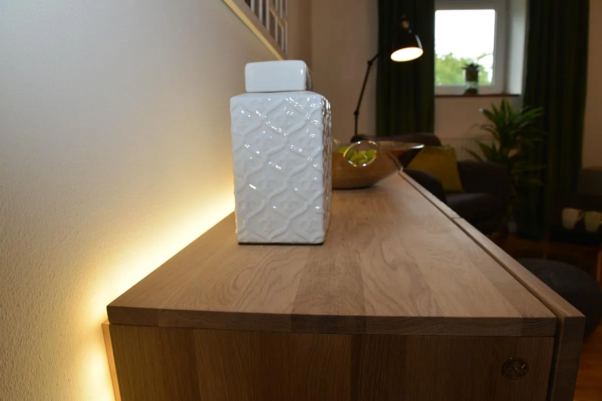 Massivholz-Sideboard mit indirekter Beleuchtung