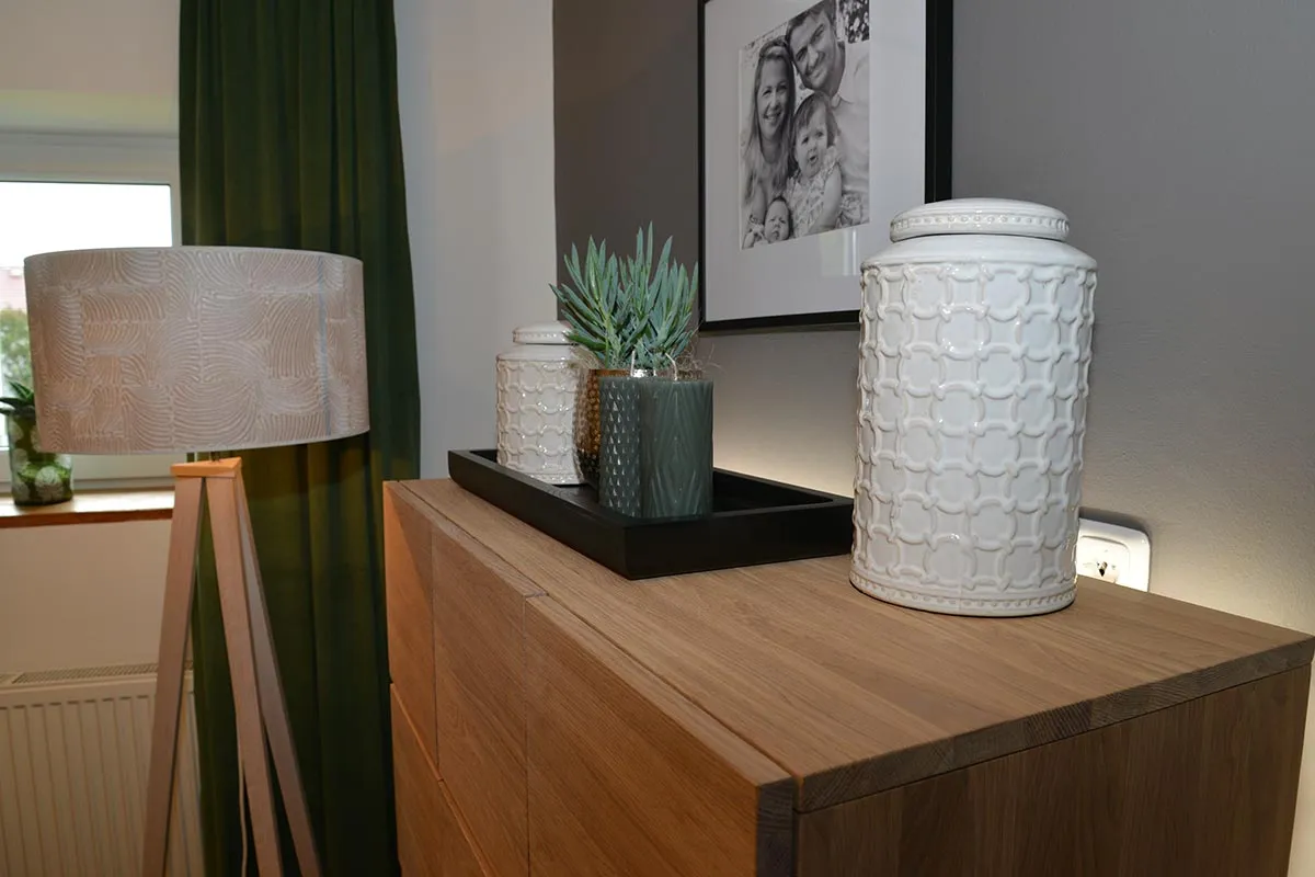 Holz-Sideboard mit Dekoration im Wohnraum